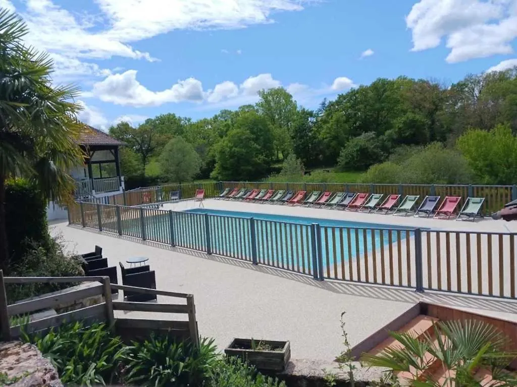 אתר קמפינג Reyrevignes  Camping 3 Etoiles - Piscine - Ccaideg צרפת