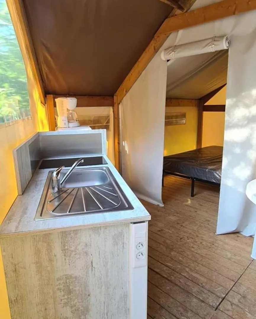 Reyrevignes  Camping 3 Etoiles - Piscine - Ccaideg אתר קמפינג